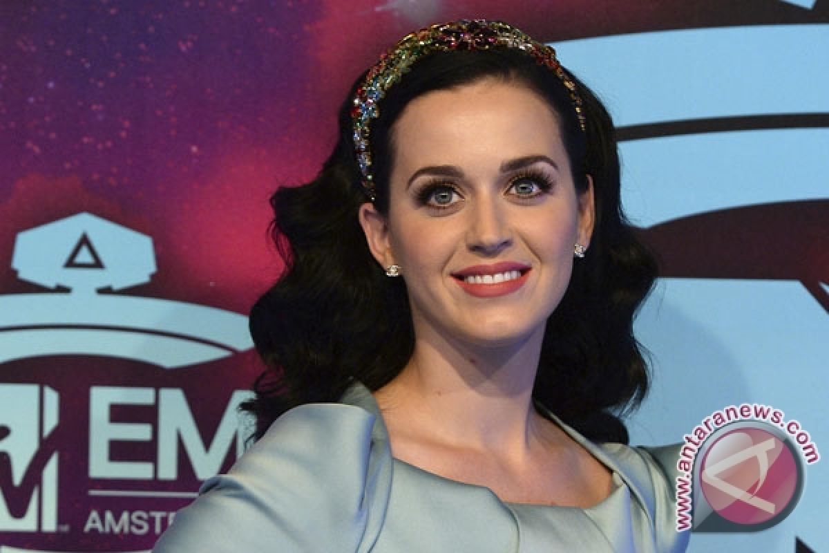 Cincin tunangan Katy Perry dan Miranda Kerr mirip
