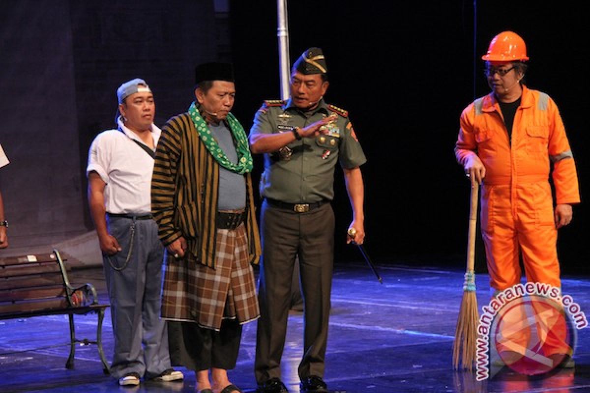 Saat Jenderal TNI Moeldoko bermain opera