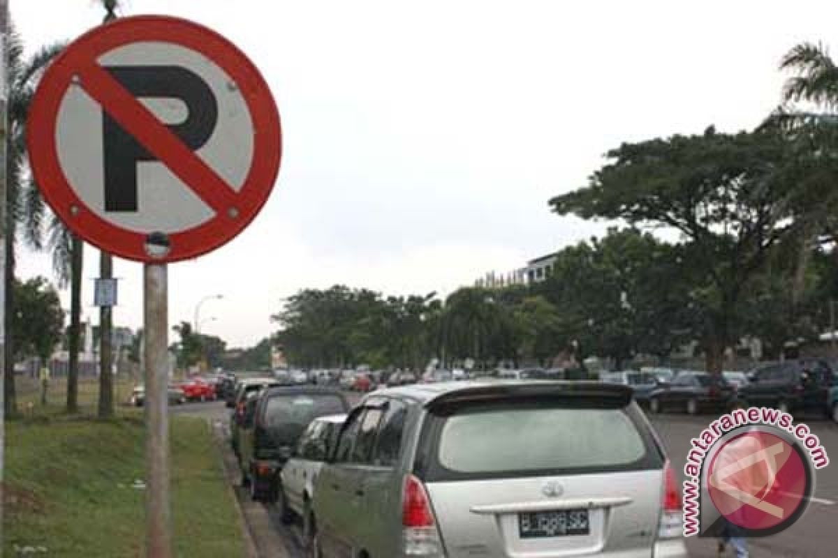 Police Appeal No Parking on National Road