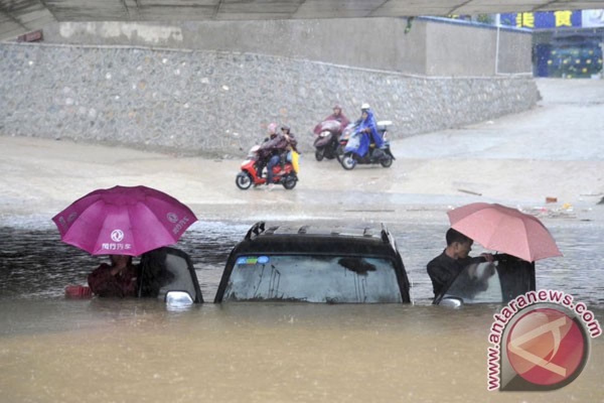 PMI kirim truk tangki dan mobil amfibi bantu Filipina