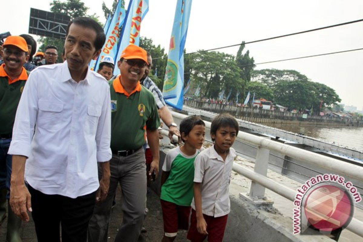 TNI dan warga DKI kerja bakti bersihkan Ciliwung