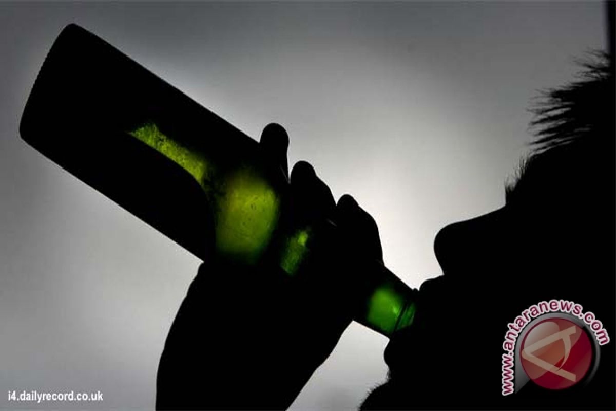 Polisi Tangkat Empat Pemuda Menenggak Minuman Keras
