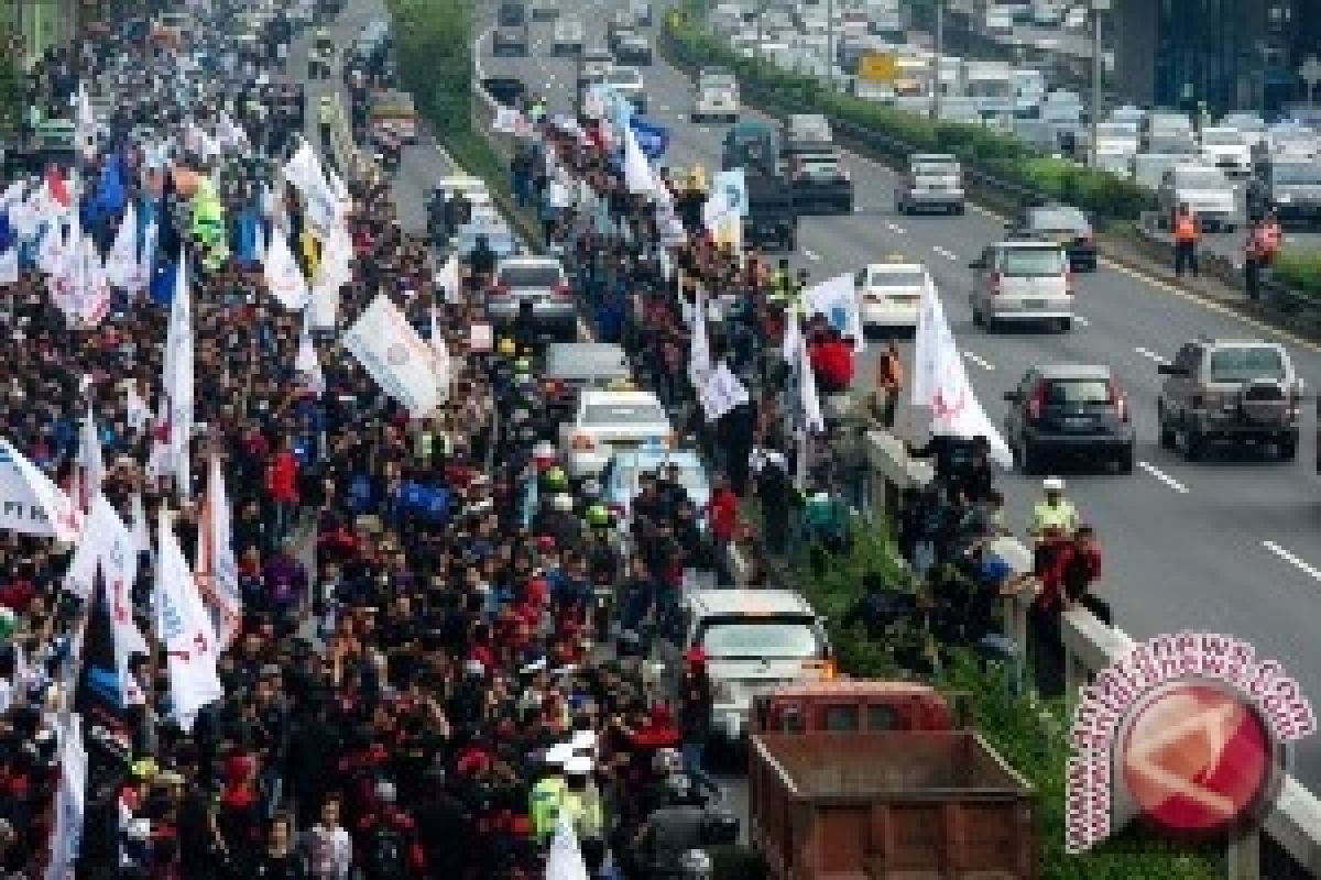  Buruh mogok kerja lebih besar Senin nanti