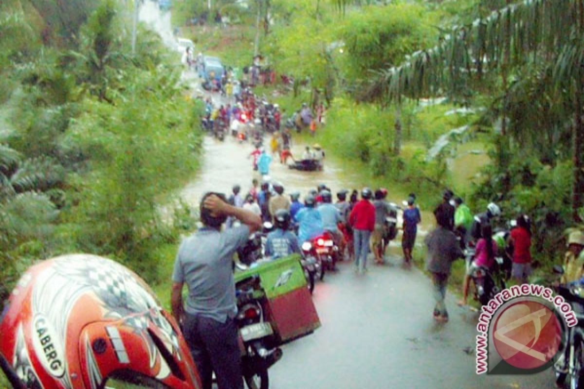 Warga Mukomuko Antisipasi Banjir Saat Musim Hujan