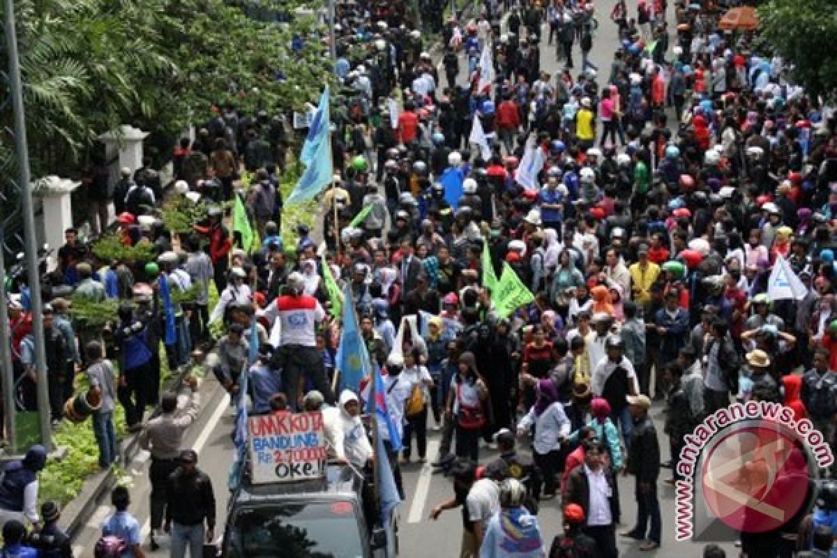 Ratusan buruh blokade jalan masuk Gresik