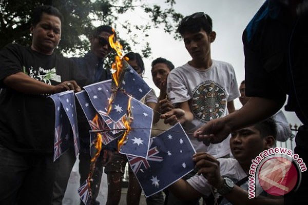Demonstran paksa Australia minta maaf secara resmi