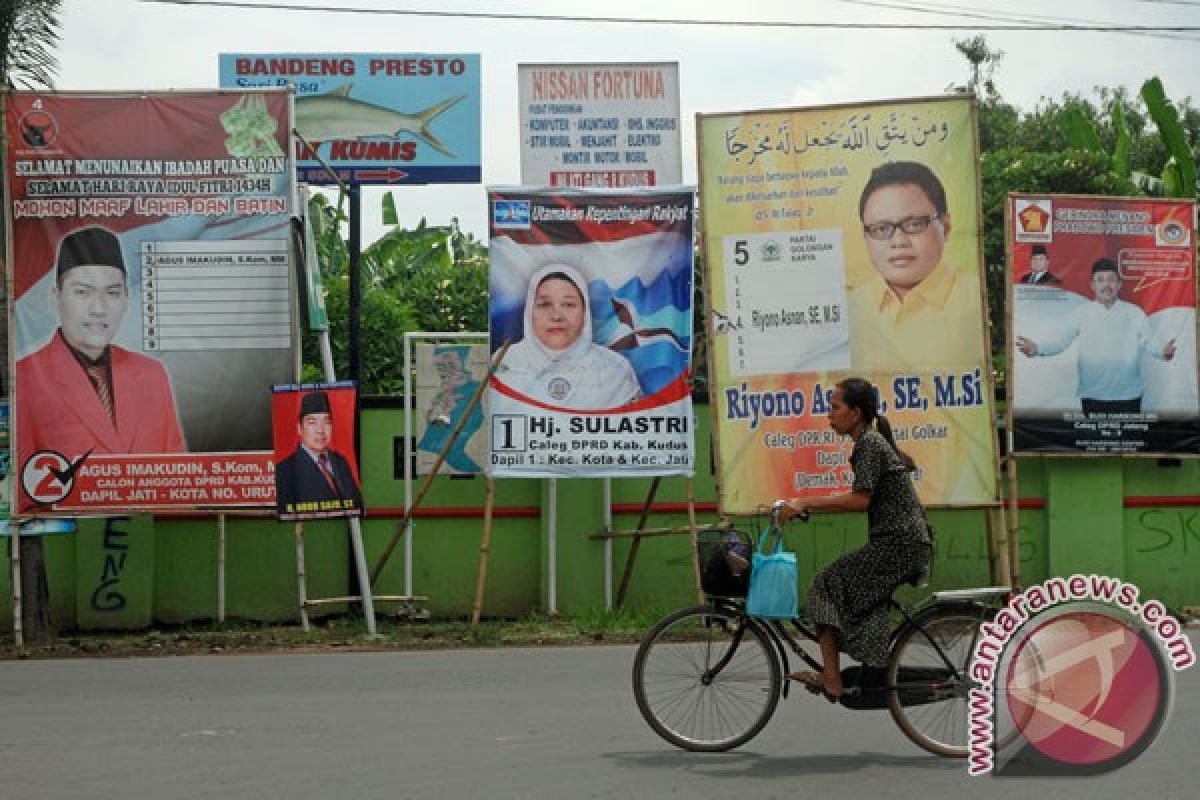 Warga kampung Boediono larang peraga kampanye