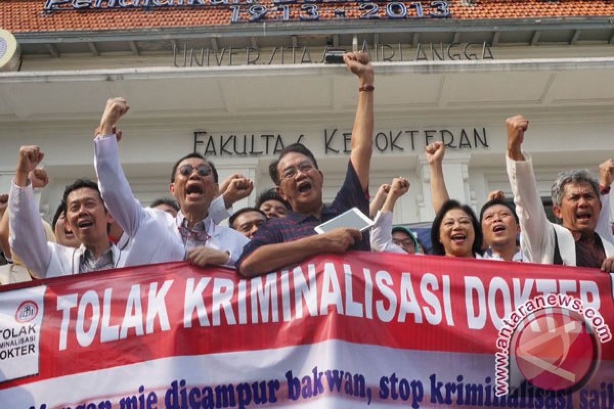 Puluhan dokter di Bengkulu unjuk rasa