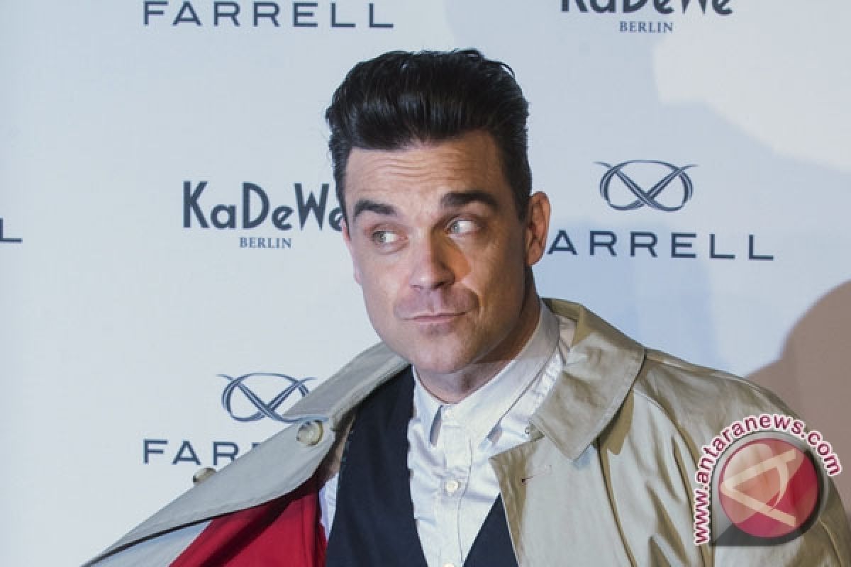 Robbie Williams samai rekor Elvis Presley lewat album "Swings Both Ways"