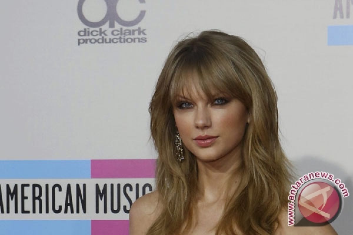 Taylor Swift penyanyi dengan pendapatan tertinggi