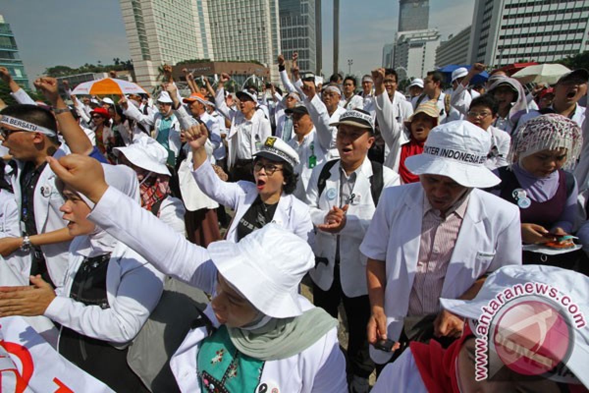 Thousands of doctors rally, objecting to criminalization of colleagues
