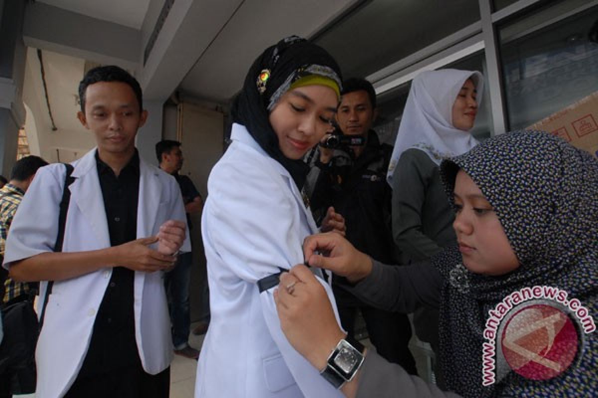 Di Aceh dokter berdoa bersama