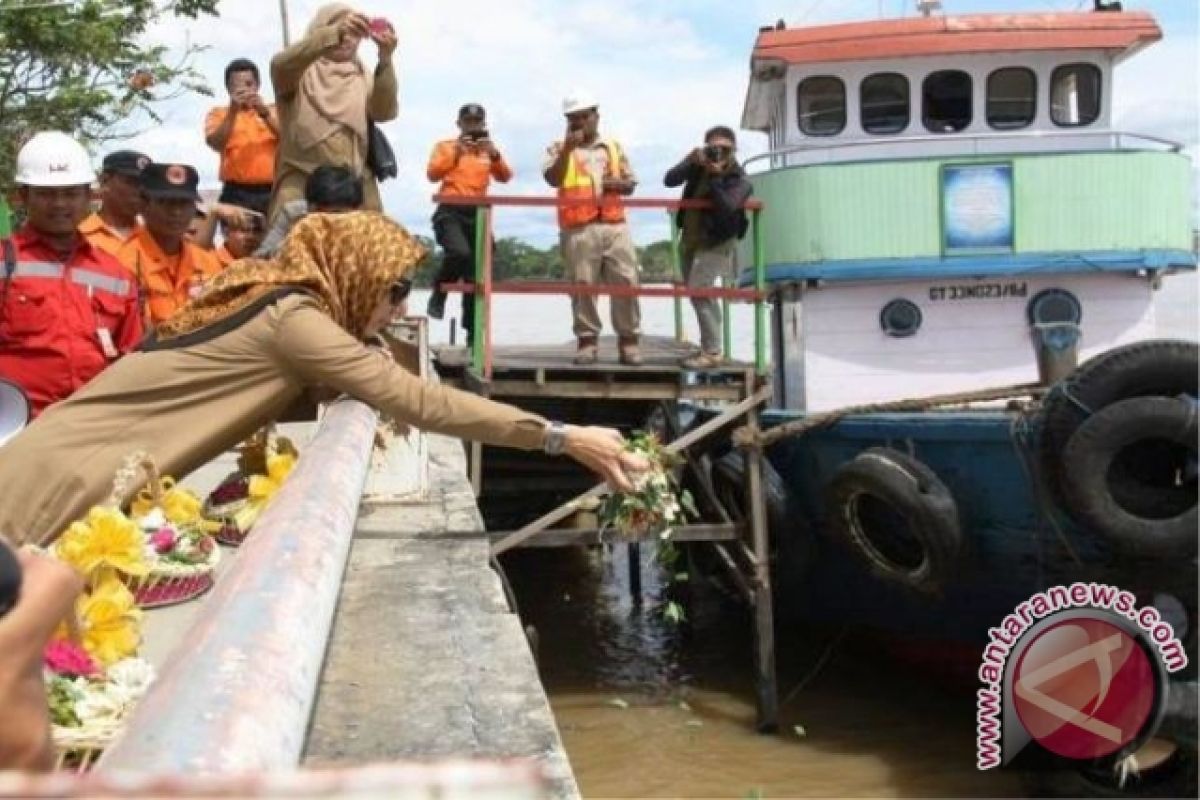 Rita Tabur Bunga Peringati Tragedi Jembatan Kartanegara