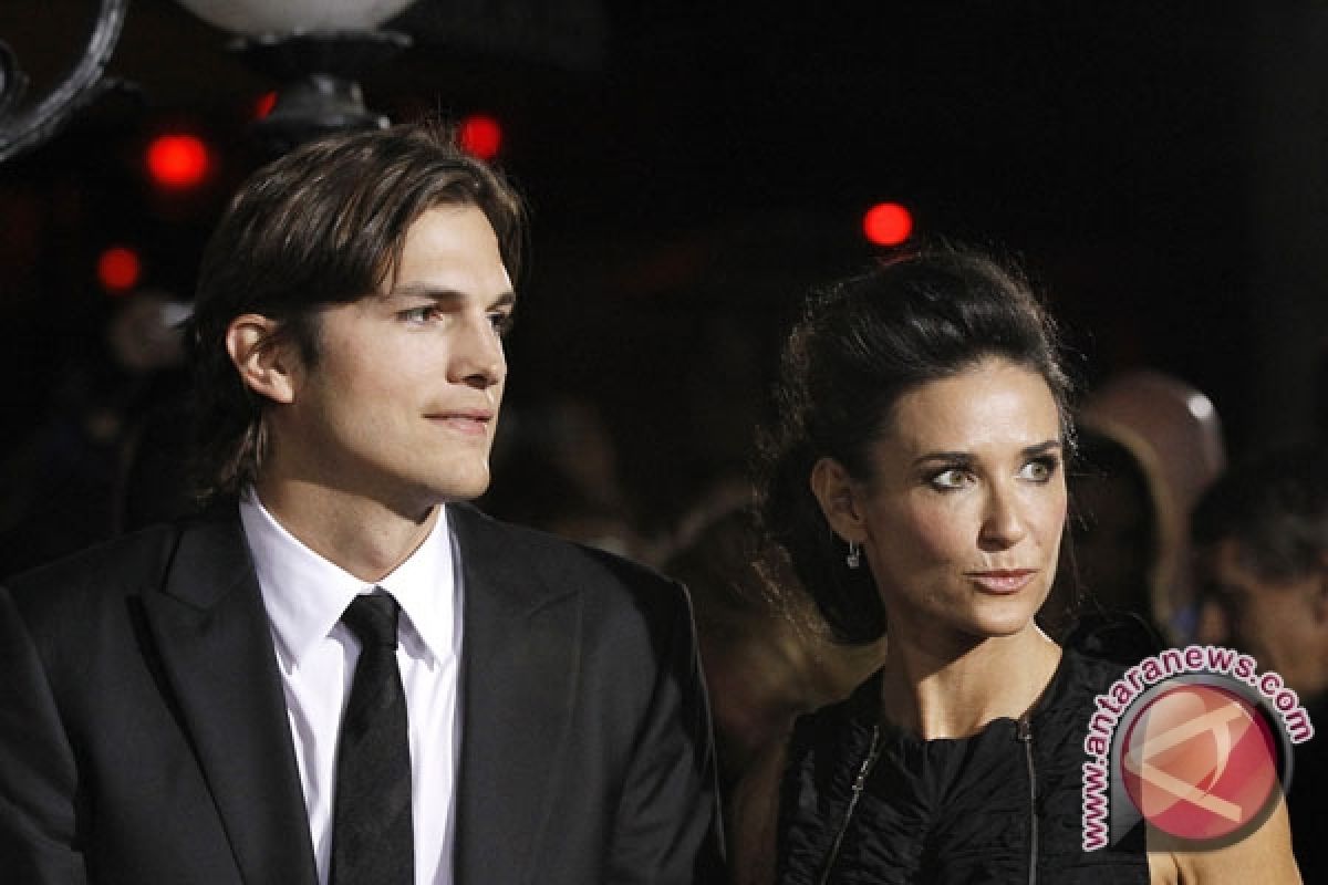 Ashton Kutcher dan Demi Moore resmi bercerai