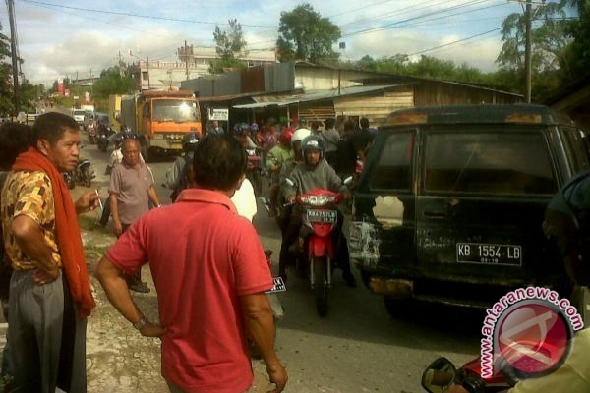 Warga Blokir Jalan, Kesal Banjir Akibat Aspirasi Tak Ditanggapi