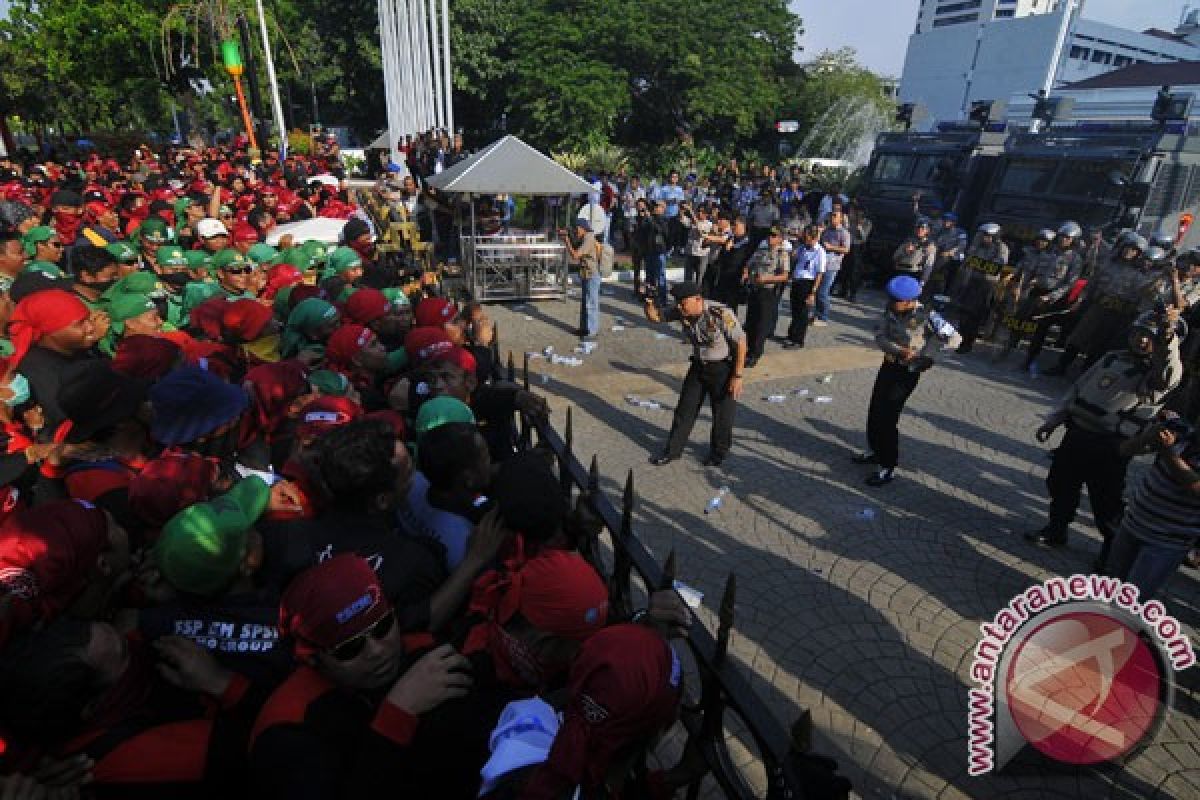 Ribuan buruh unjuk rasa di Balai Kota