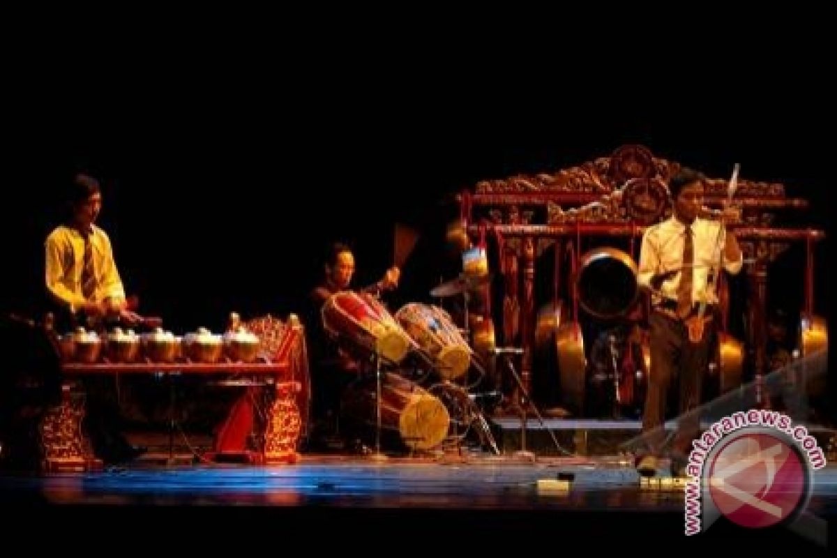 Memainkan kesenian Gamelan Gambang cukup unit      