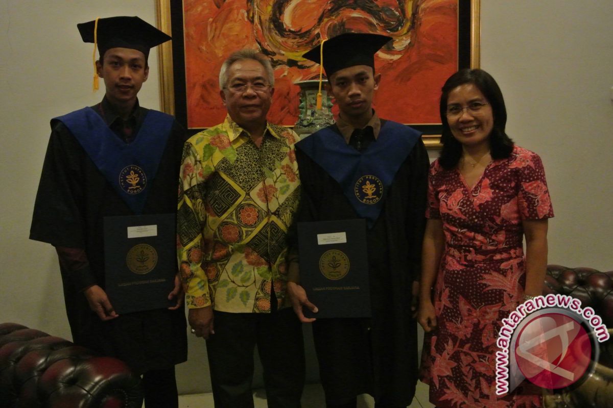  Penerima Beasiswa KPC Lulus Cumlaude di IPB