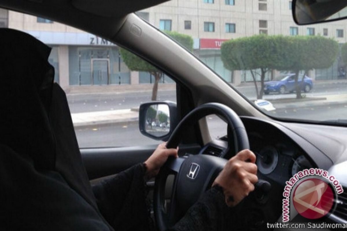 Aktivis Perempuan Saudi Dihentikan Saat Setir Mobil