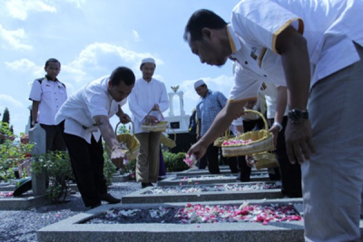 Kader PKS Jateng Tabur Bunga di Makam Pahlawan