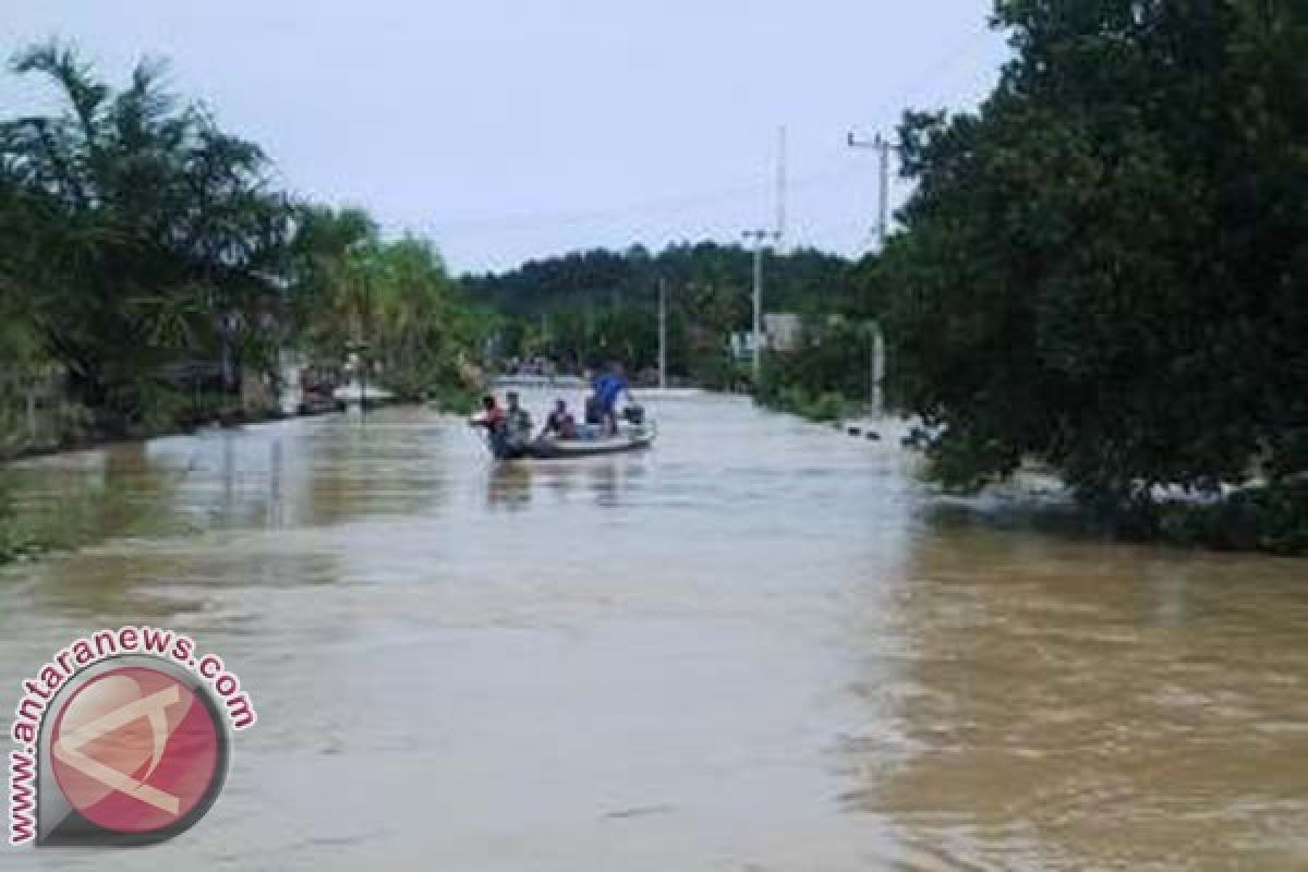 Gubernur Sulbar Tinjau Lokasi Banjir di Mamuju Tengah 