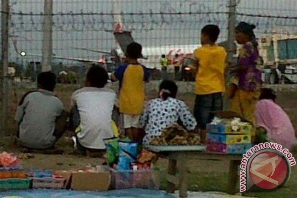 Pedagang asongan makin banyak di Bandara Internasional Lombok