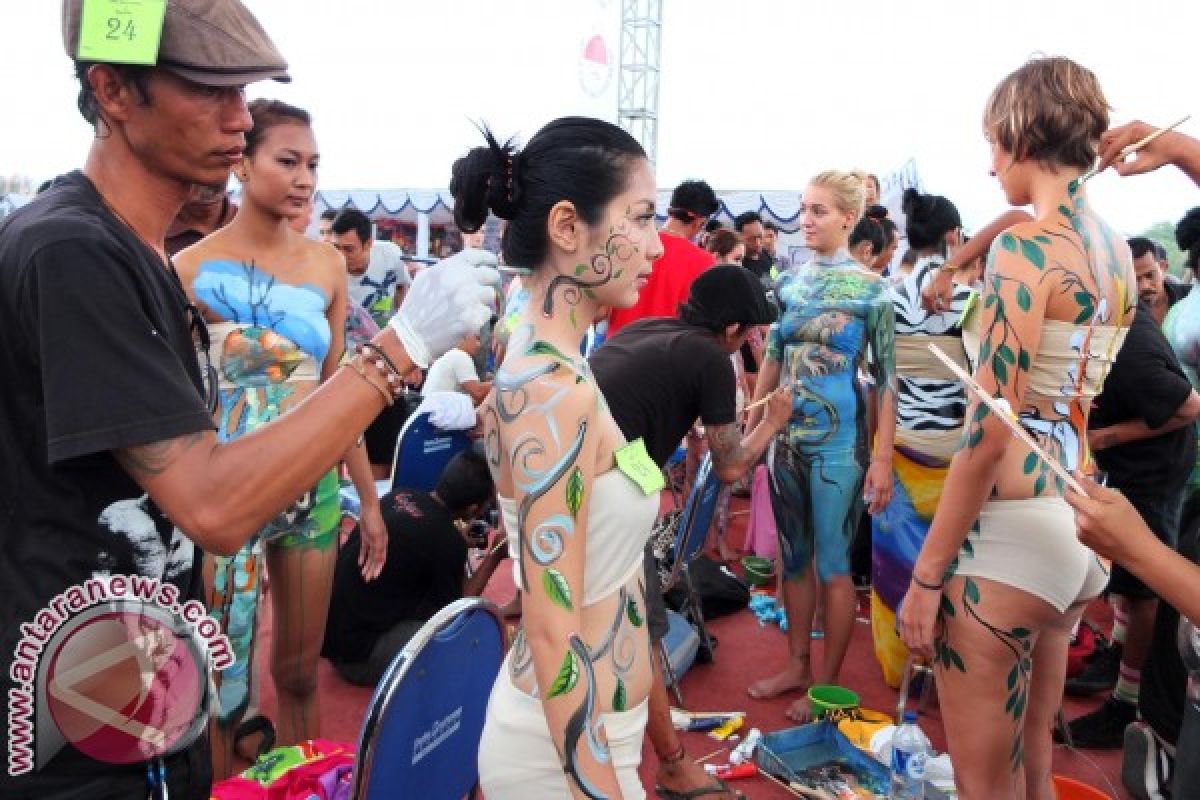 Foreign Tourists Join Body Painting Attraction