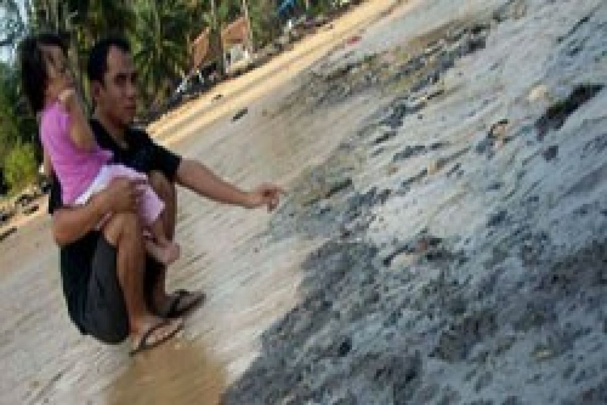 Limbah minyak seratusan karung terkumpul di Pantai Nongsa, Batam