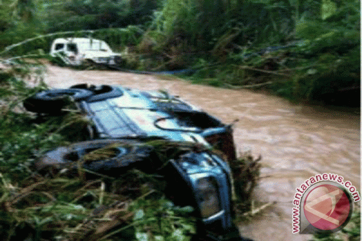 Belasan mobil offroad terseret banjir bandang Hambalang