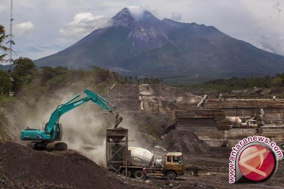 Gunung Merapi embuskan asap letusan freatik