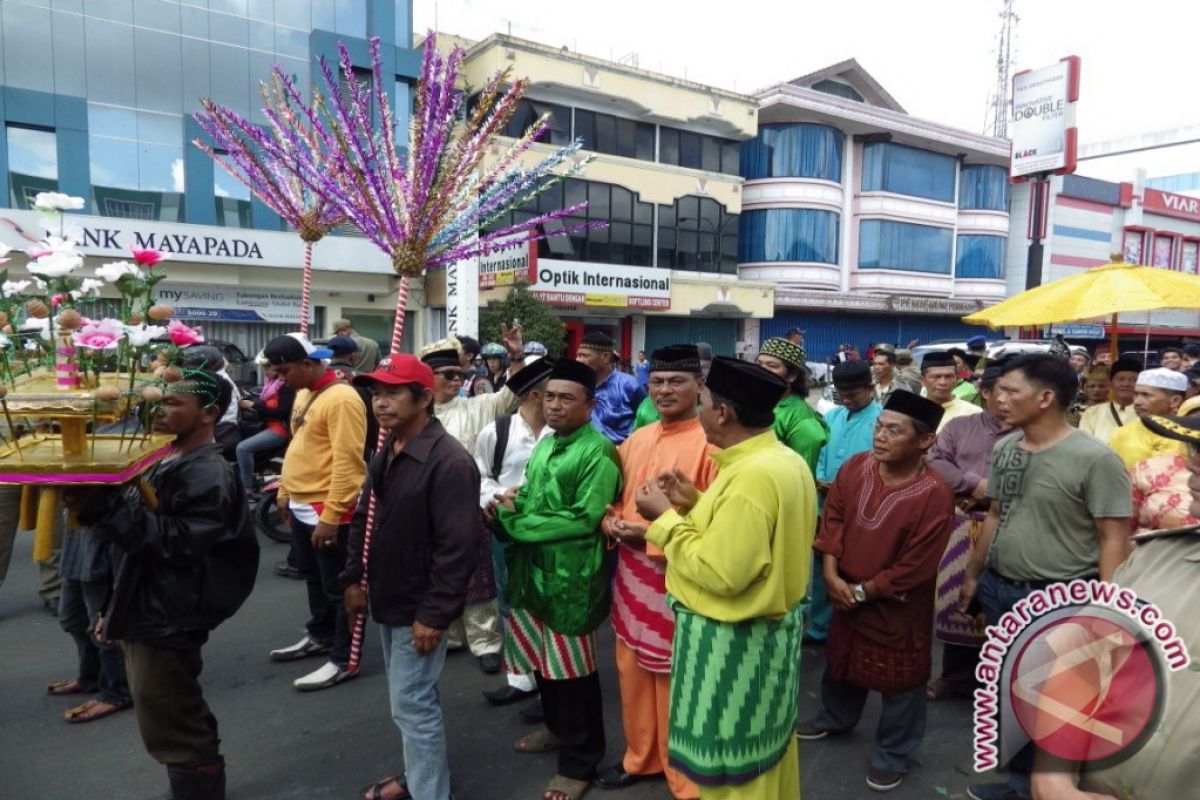 Tanjidor Iringi Pemindahan Pedagang Pasar Flamboyan