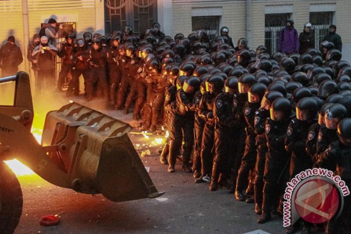 Pemrotes Ukraina robohkan patung Lenin di Kiev