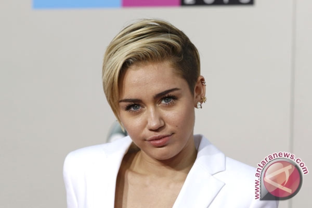 Miley Cyrus bagikan foto pernikahannya dengan Liam