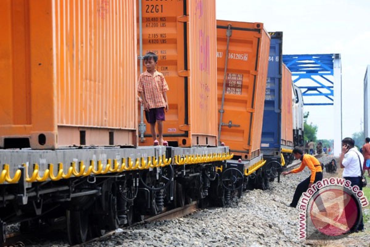 Gerbong kereta anjlok menimpa rumah warga