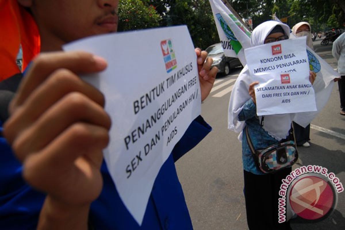 Pemerintah hentikan kampanye bus Pekan Kondom