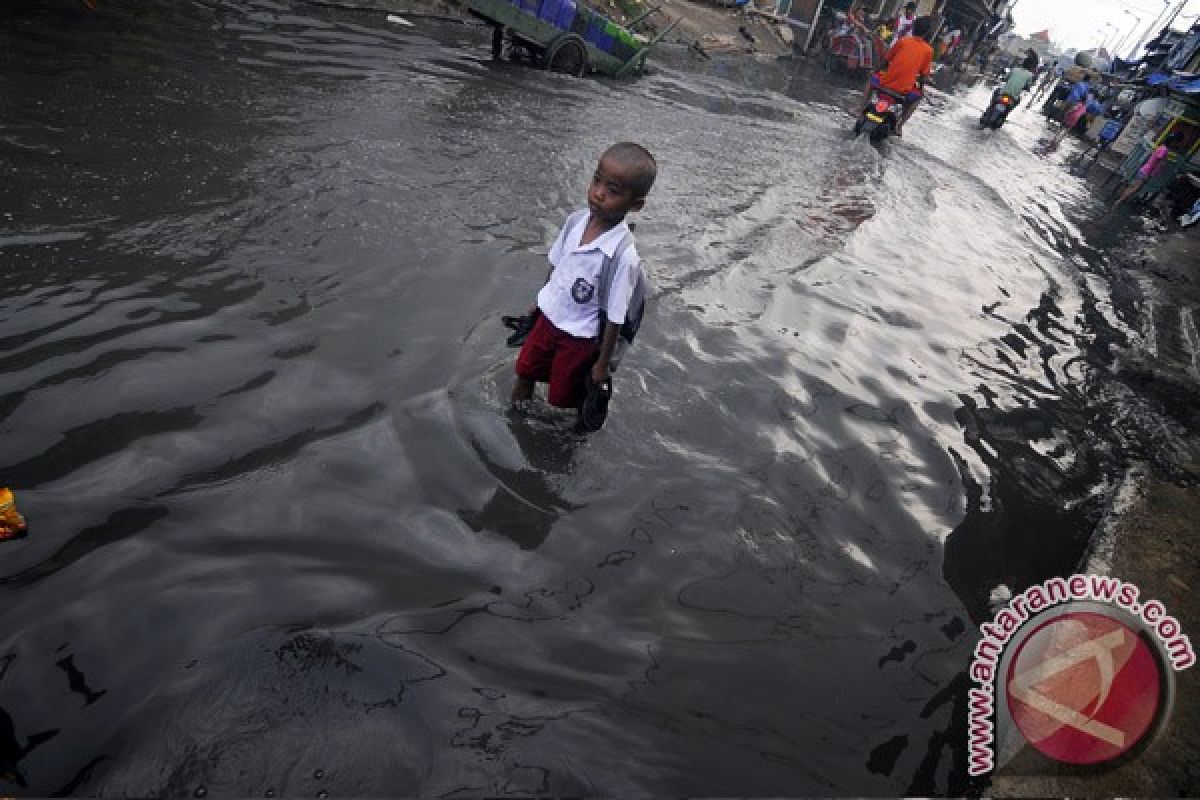 Banjir rob rendam pemukiman warga Mamuju