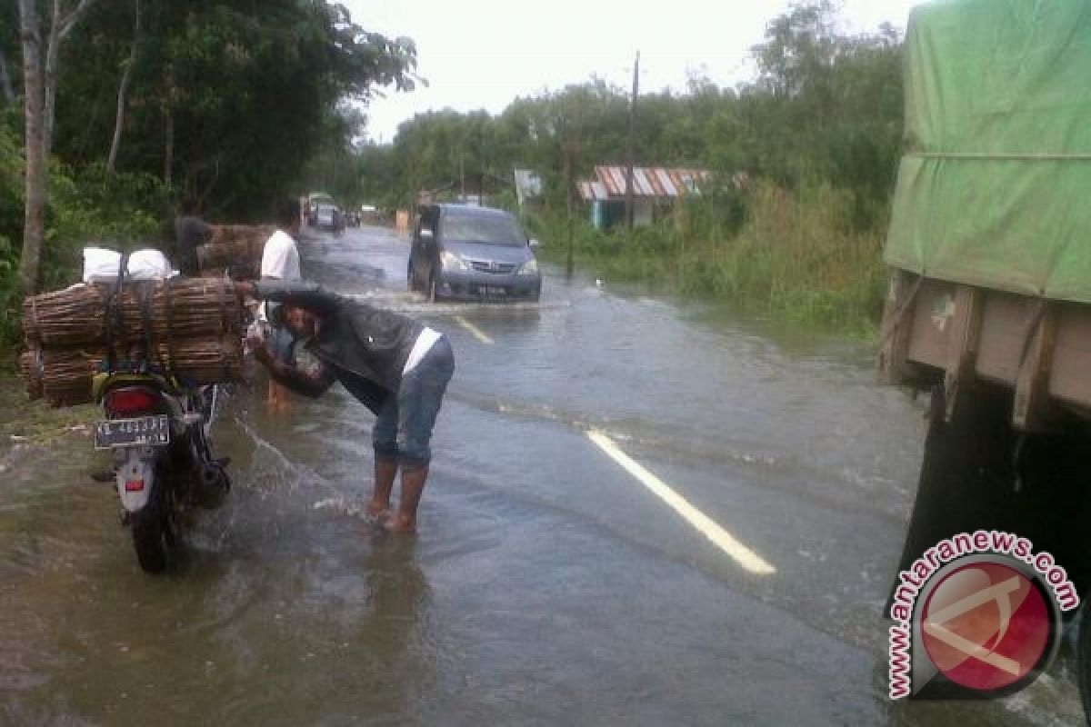 Jalan Raya Sengah Temila Tergenang Air Banjir