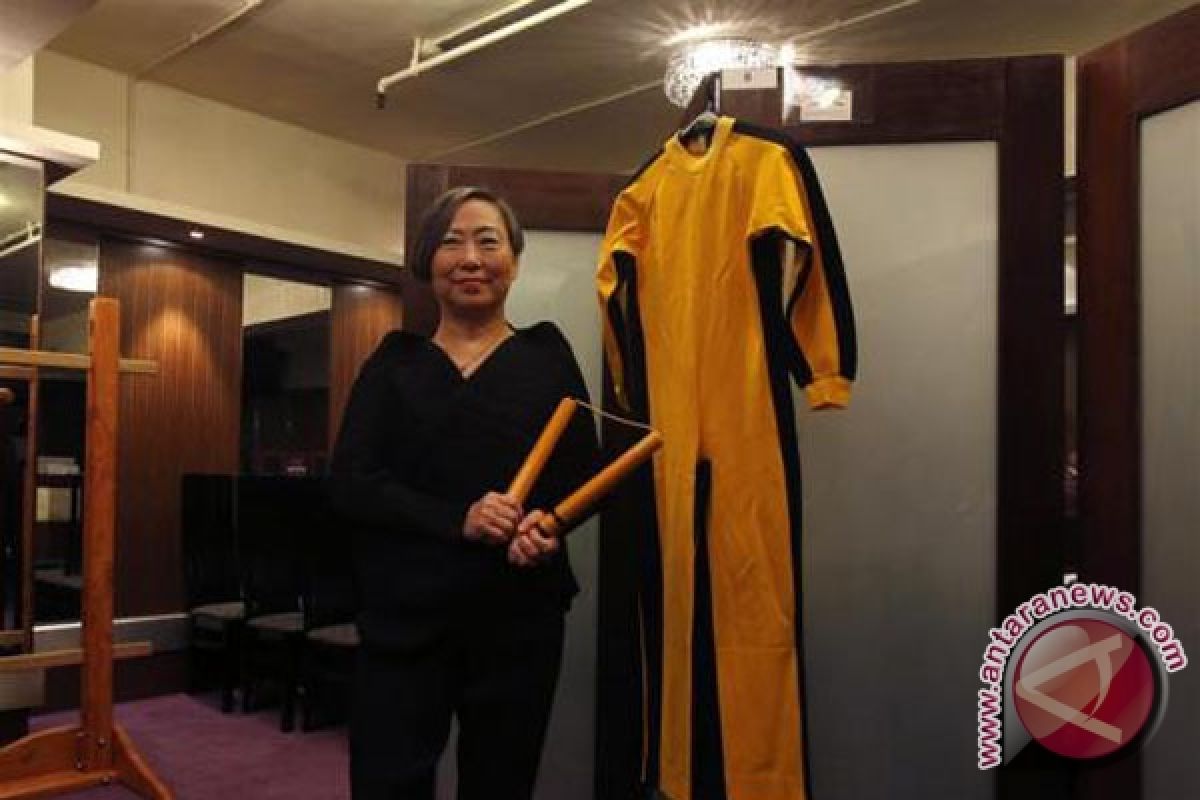 Baju kuning dan "nunchaku" bintang kung-fu Bruce Lee akan dilelang