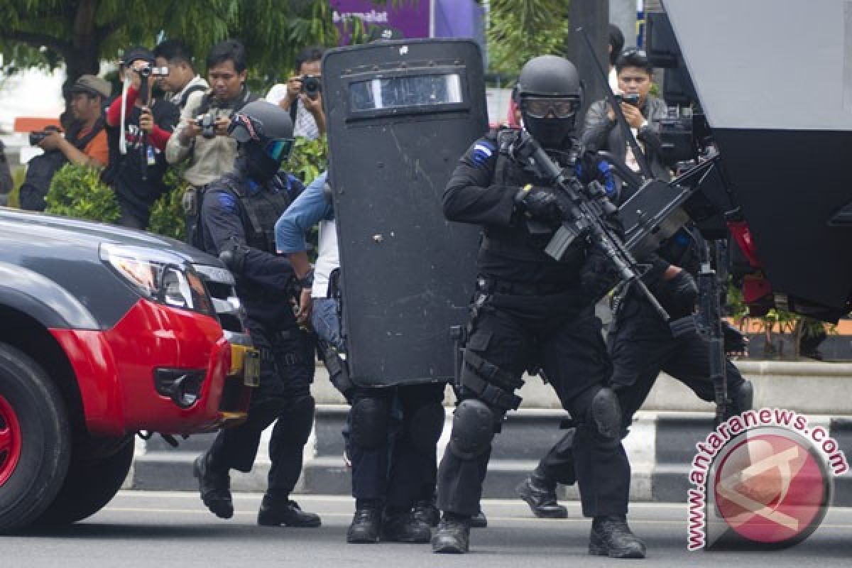 Polisi geledah sebuah gudang terkait aksi terorisme