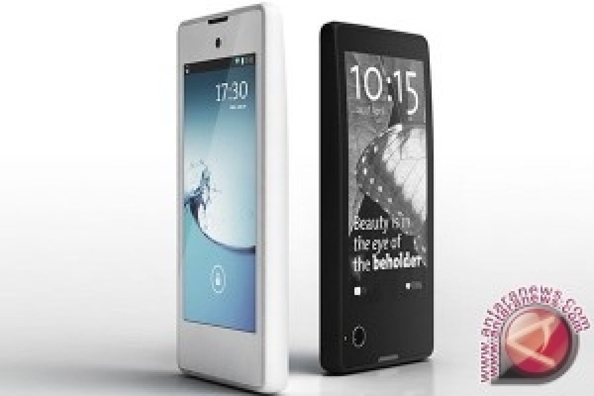 Smartphone dua layar YotaPhone dipasarkan