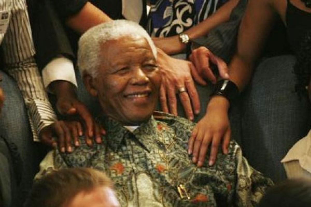 Dunia sepak bola berduka atas kematian Mandela