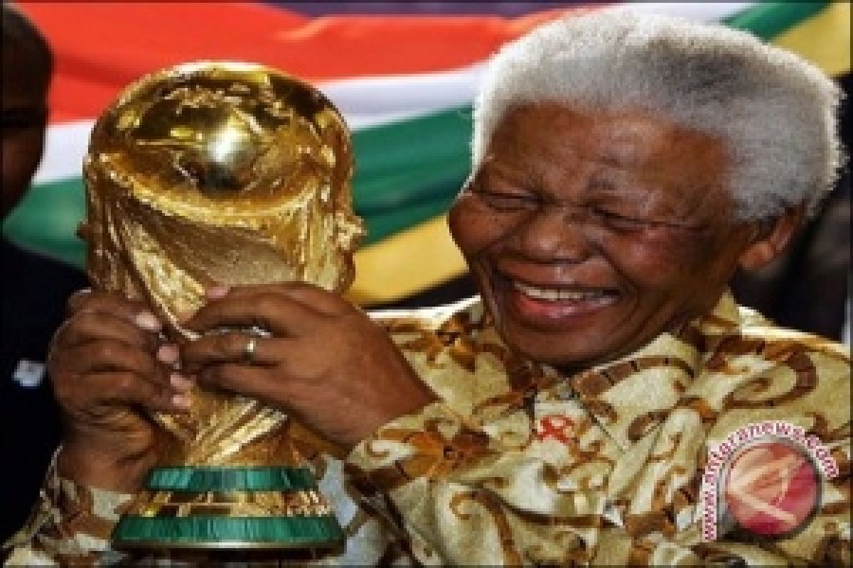 Nelson Mandela Suka Kenakan Batik