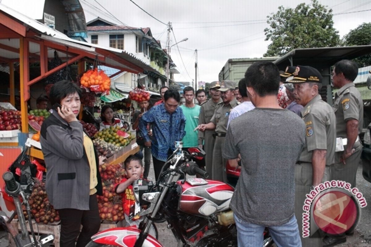 Seorang Pedagang Bandel, Petugas Pemkab Sintang Tidak Tegas