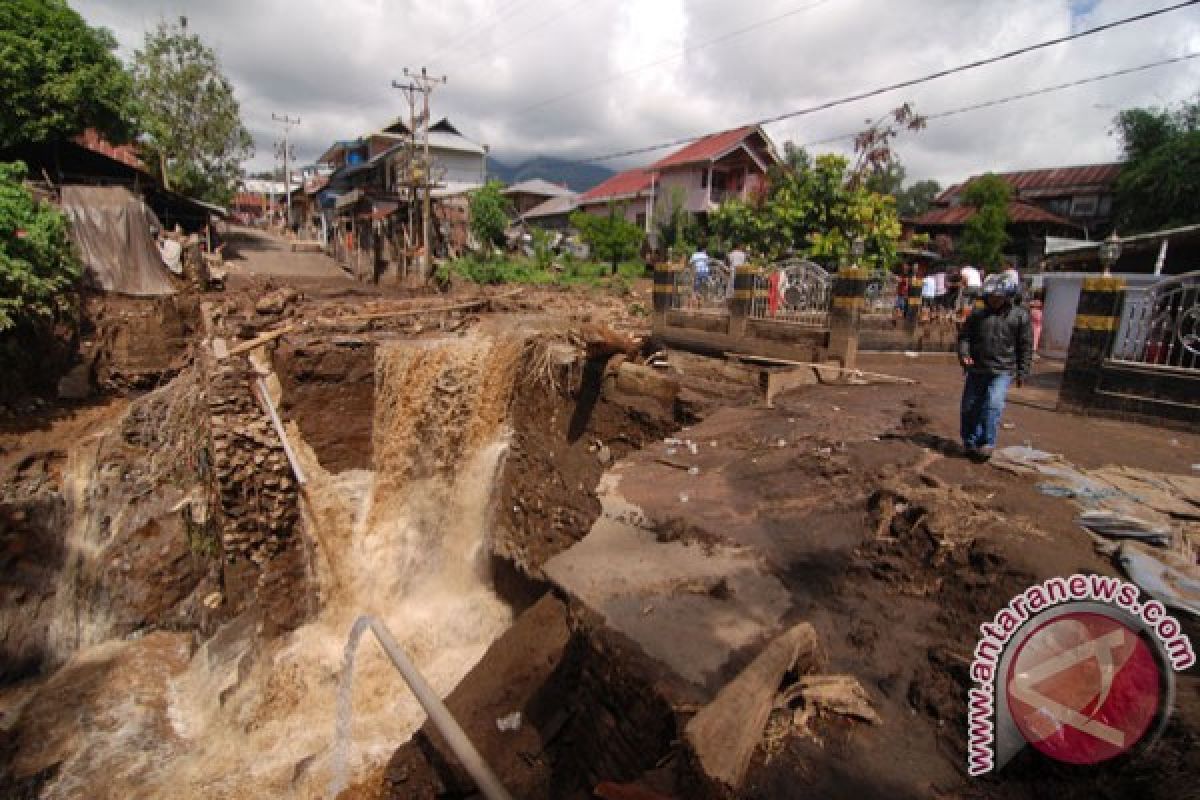 97 KK terdampak banjir dan 8 rumah terkena longsor di Minahasa Selatan