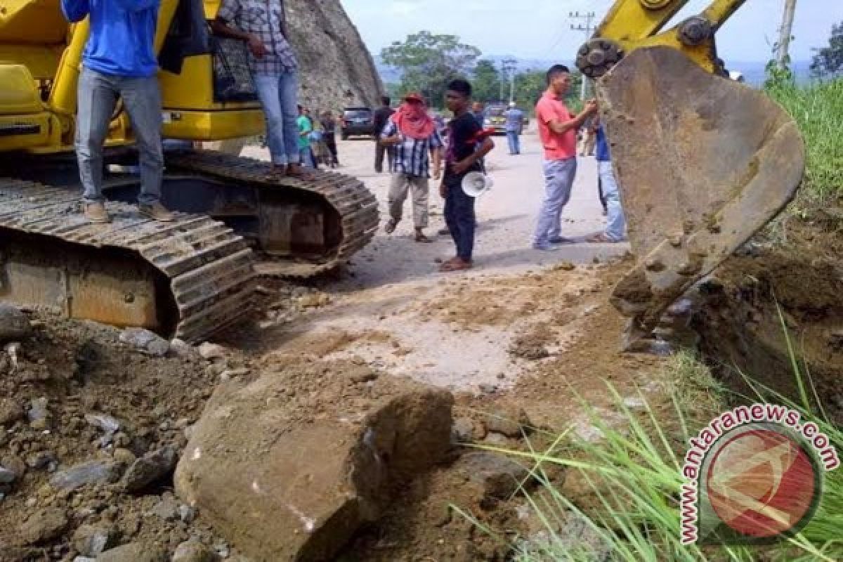 Pekerja PT MAL Rusak Jalan Bireuen - Bener Meriah