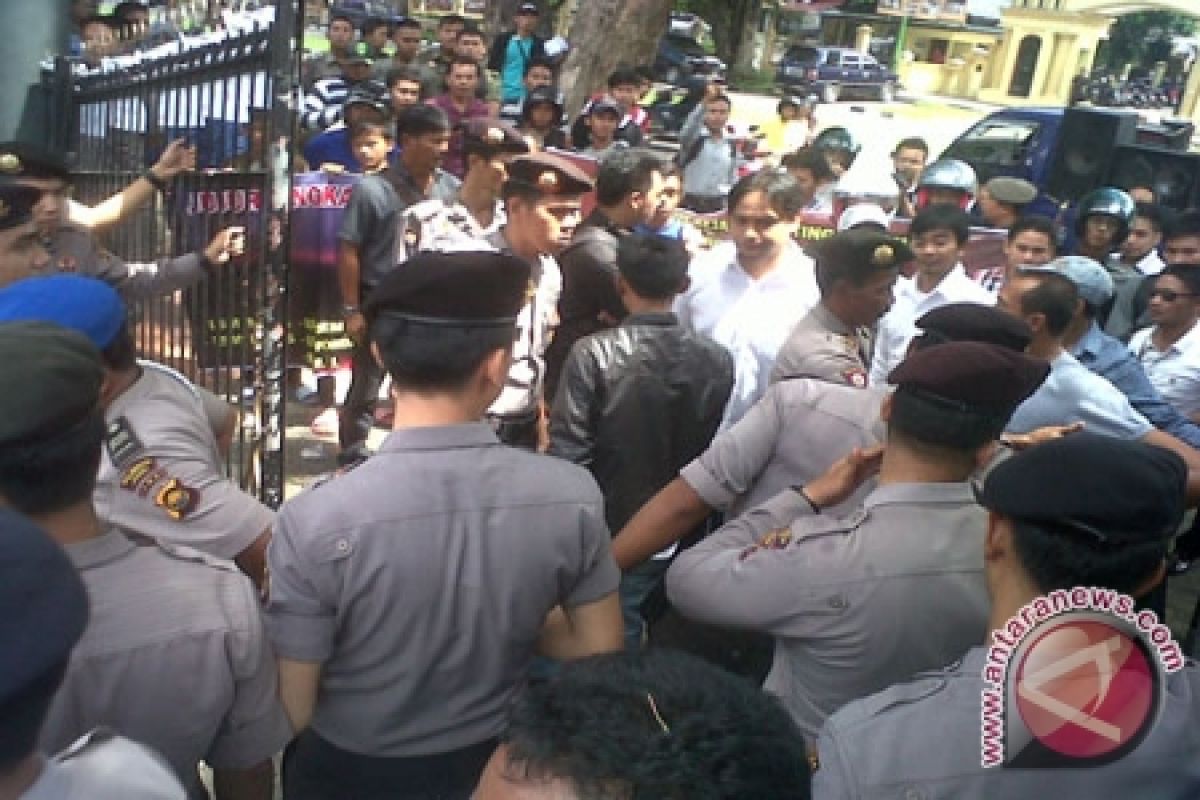 Polisi kawal demo kunjungan presiden ke Jambi