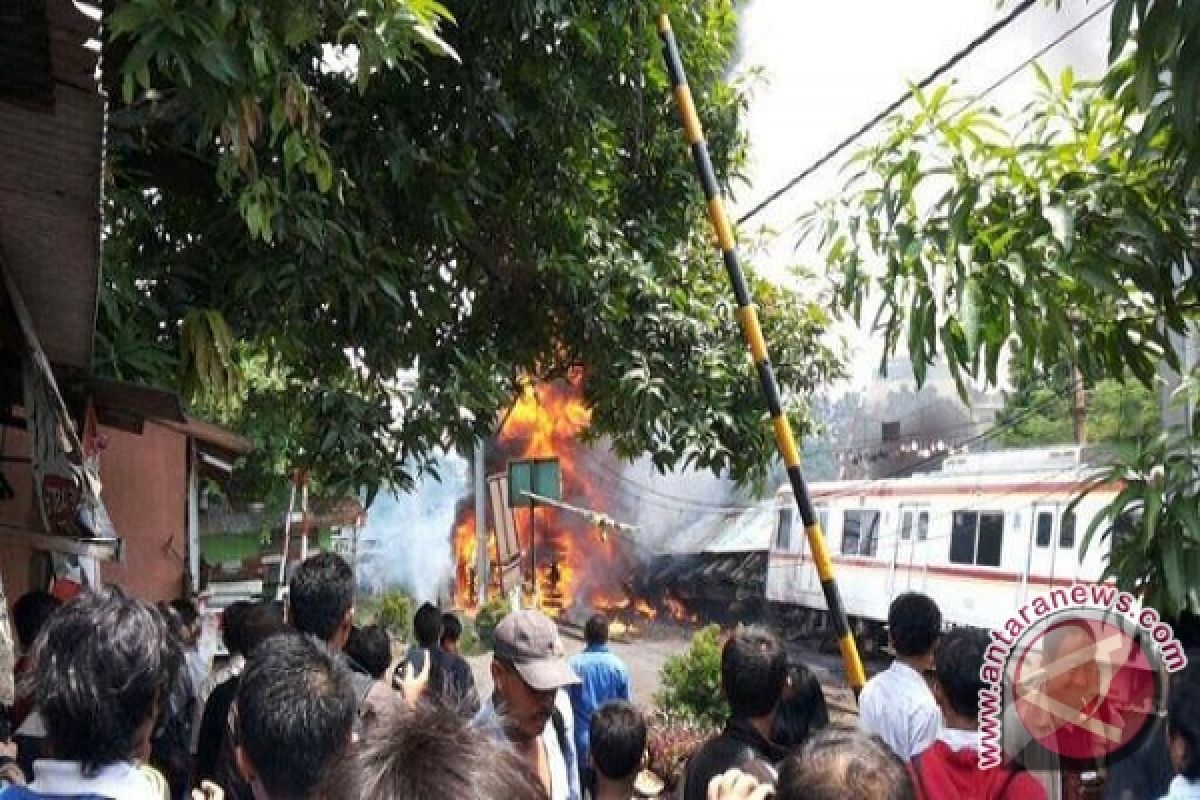 Ledakan besar ketika KRL tabrak mobil tanki premium