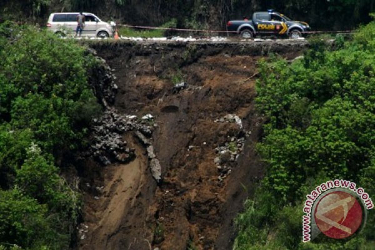 Longsor merusak jalan dan rumah warga di Probolinggo