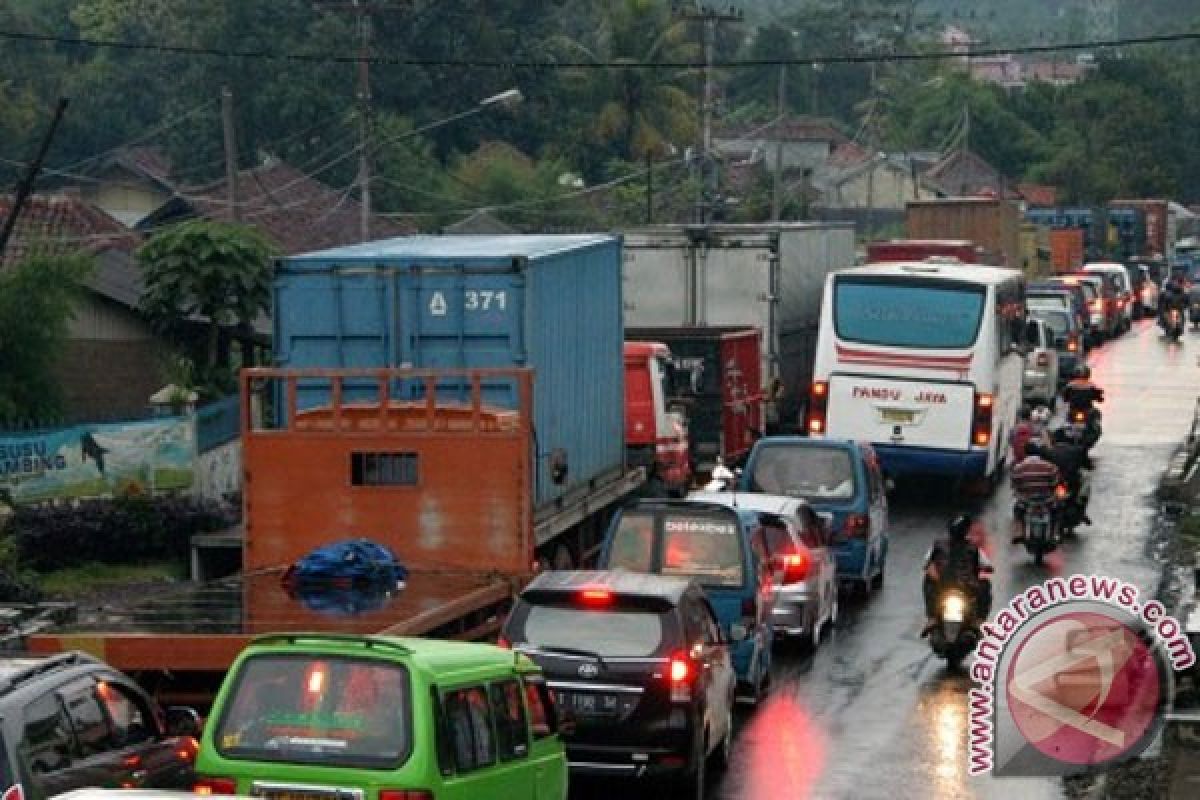 Antrean panjang kendaraan padati jalur mudik Sukabumi