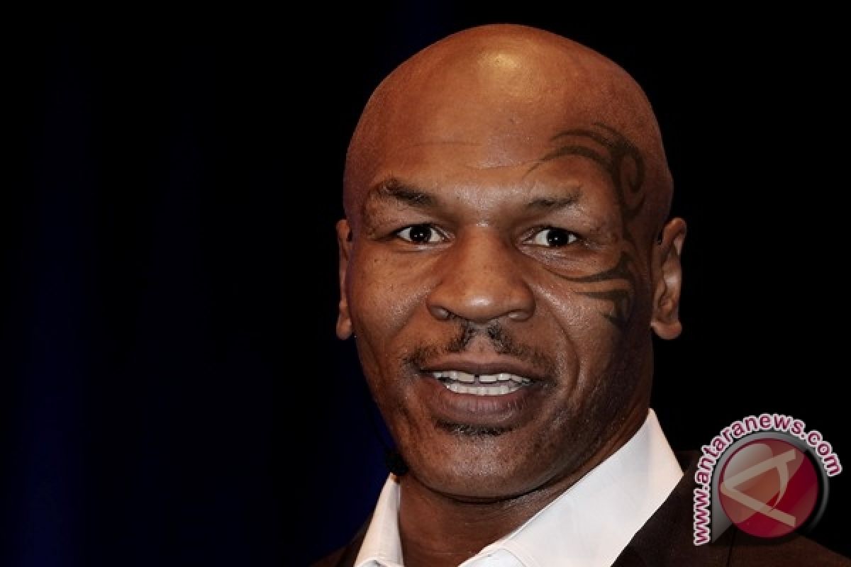 Mike Tyson Ikut Usung Jenazah Muhammad Ali